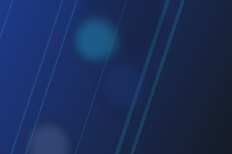 Técnico conectando cabo de fibra óptica em caixa de distribuição